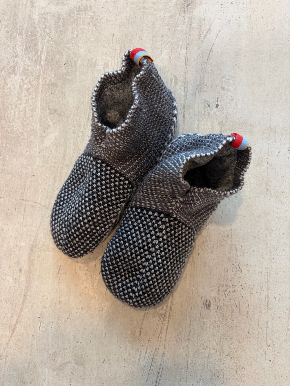 Bombas Jacquard Knit Gripper Slippers Charcoal Gray White Size Small Cozy
